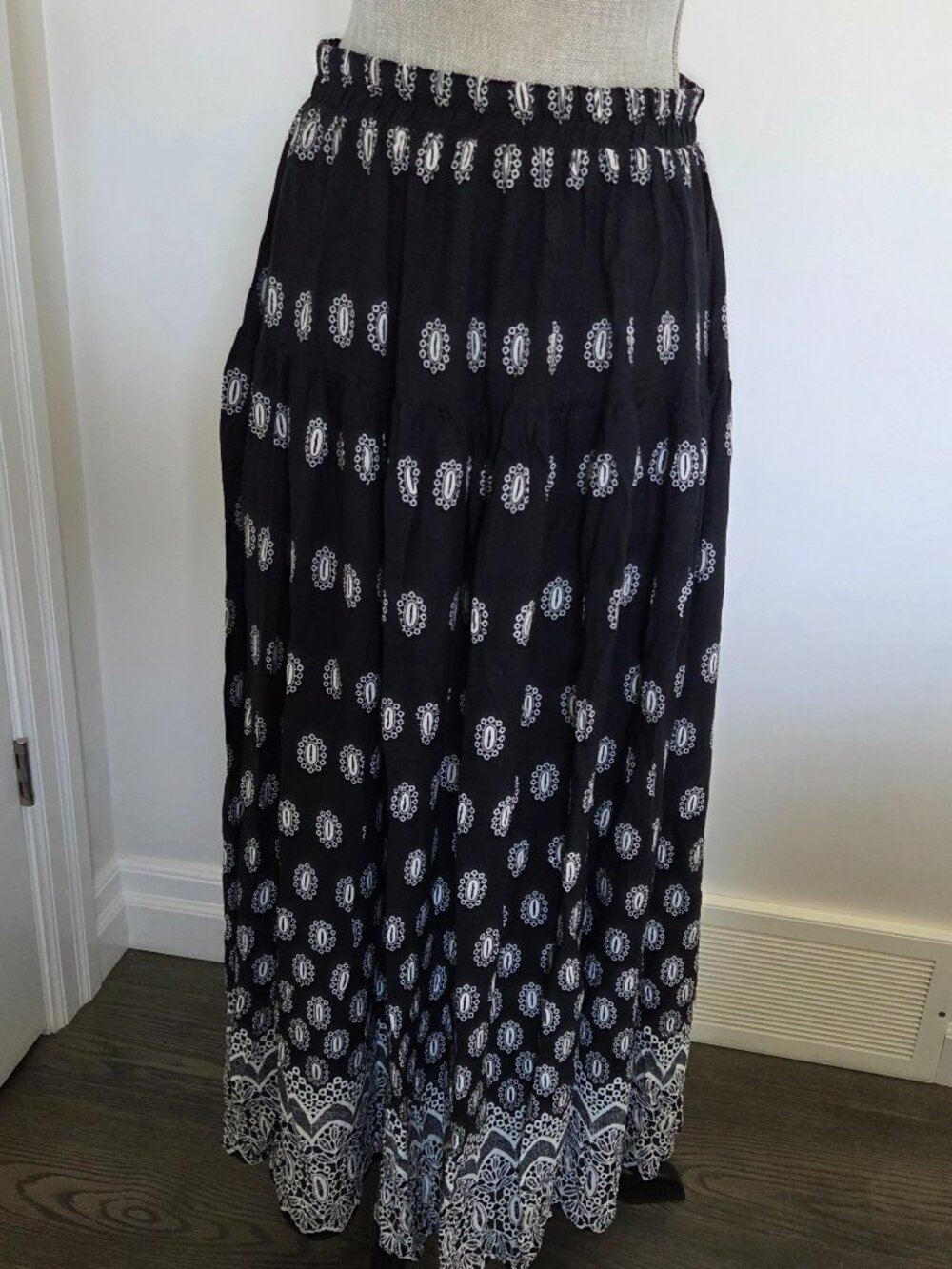 Vtg On The Verge black and white maxi skirt  Size L